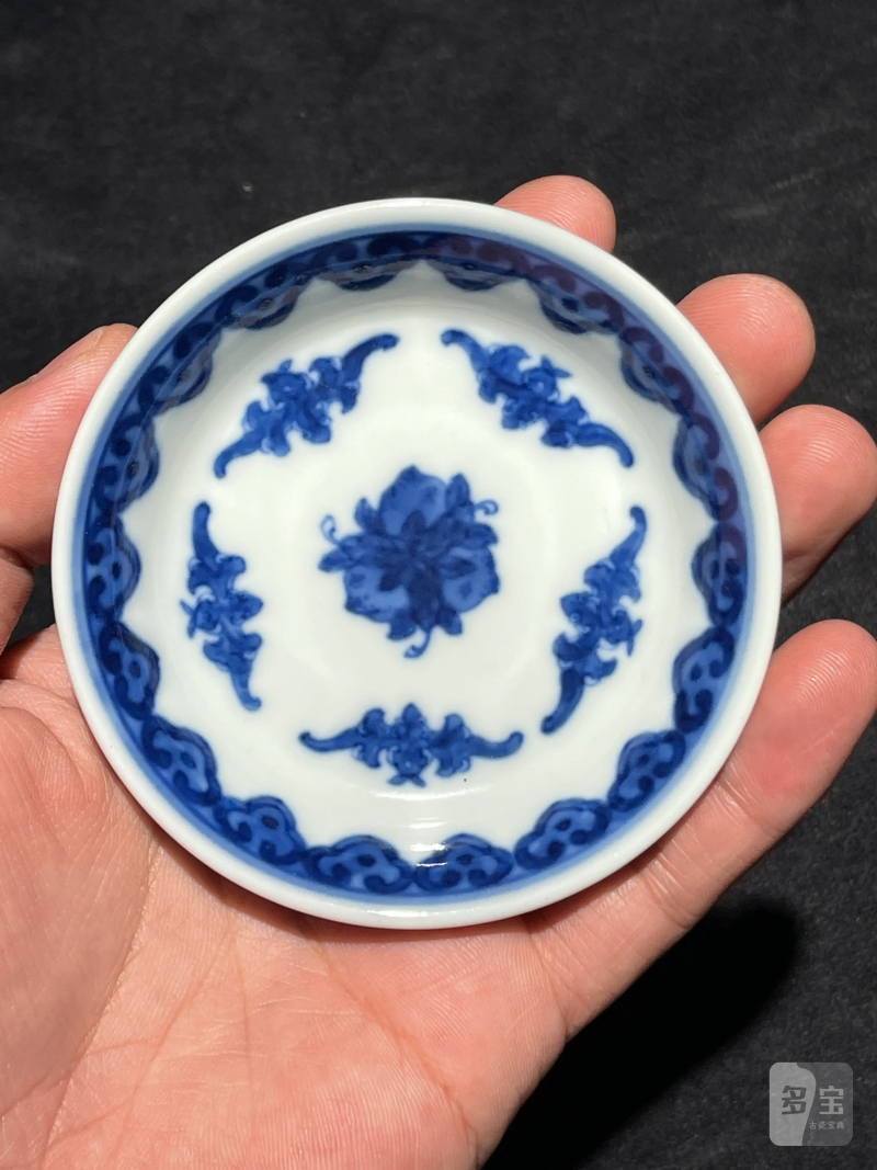 清乾隆 青花五福捧寿纹小碟 - 图2